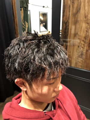 メンズ　ヘアスタイル　オススメ　ツイストパーマ　ピンパーマ